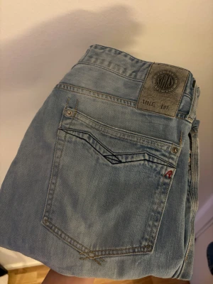 Replay Newbill jeans - Ett par schyssta replay jeans i ett fint skick, fina detaljer och som kan användas till när som. 