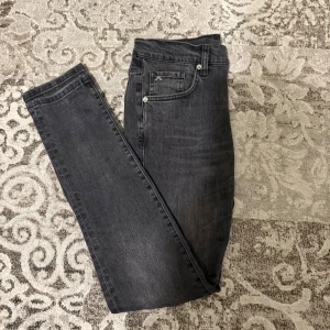 J.Lindeberg Jeans slim fit - Säljer ett par riktigt feta jeans från J.Lindeberg, dem är slim fit och storlek 30 32.