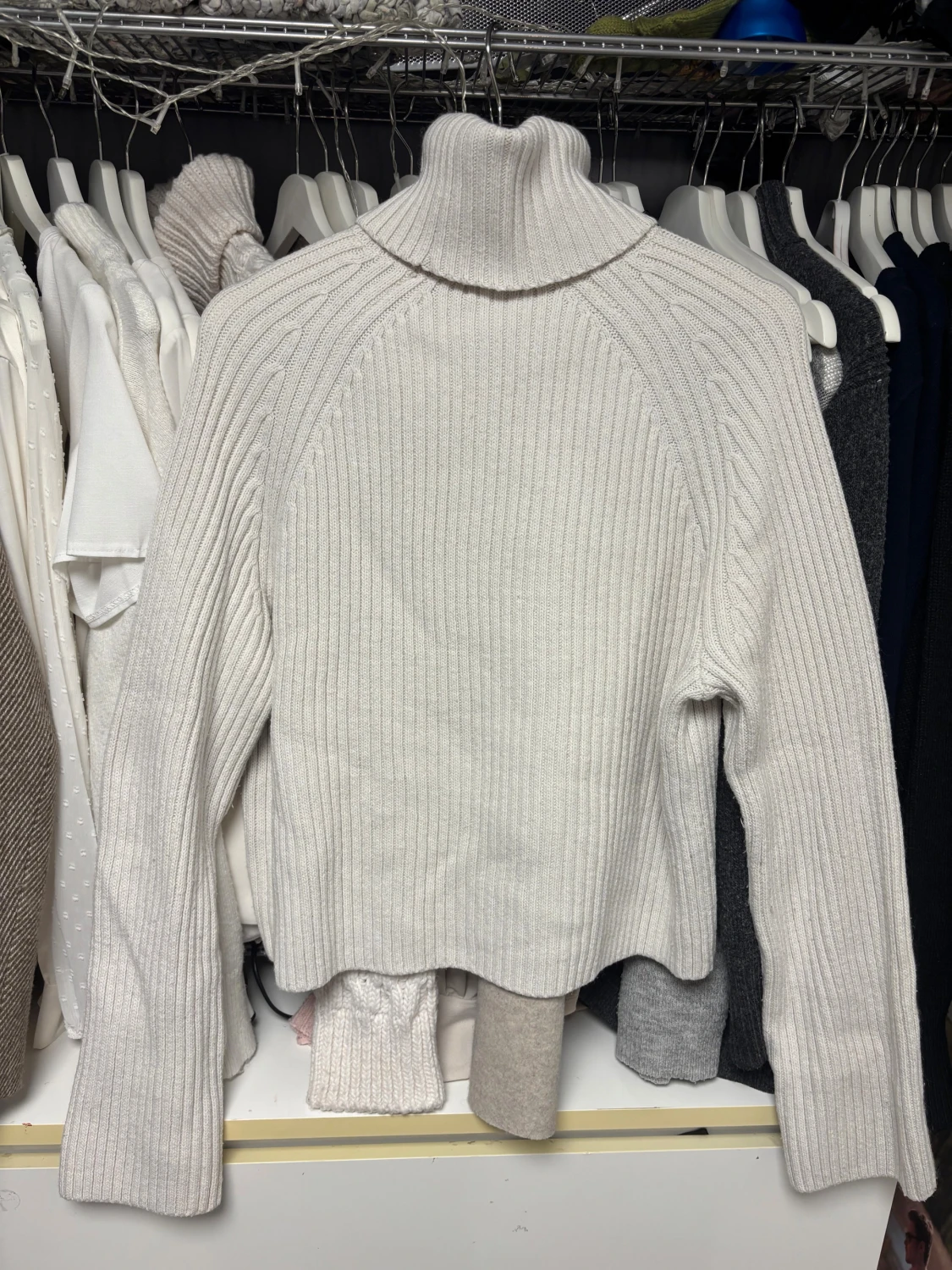 Vit ribbad polotröja med lång ärm - 1