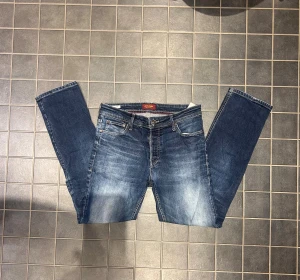 Jack and Jones jeans  - Säljer de här svin snygga Jack and Jones jeansen i storlek W31 L32 i modellen Regular/Clark, jeansen har en svin snygg tvätt och inga defekter, priset är inte fast utan går att diskutera!
