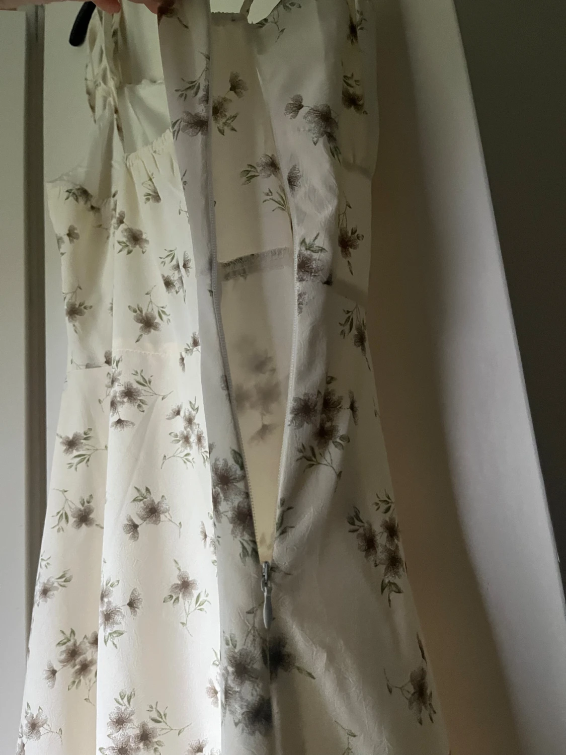 Vit blommig långklänning med volang - 4