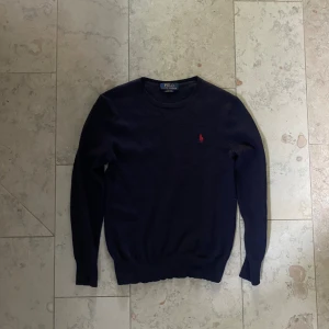 Ralph Lauren Tröja - Säljer denna slim fit merino ull ralph lauren tröjan | Passar cirka 150-160 cm | Hör av er vid minsta fundering!