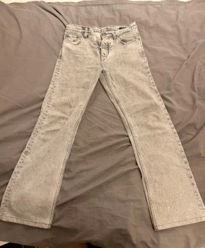 Hope rush  - Använda men fortfarande bra skick. Ena innerfickan är trasig, lagade i skrevet och uppsydda  i benen med cirka 3 cm