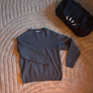 Mörkgrå stickad tröja från Zara - Storlek M, ganska bra skick 