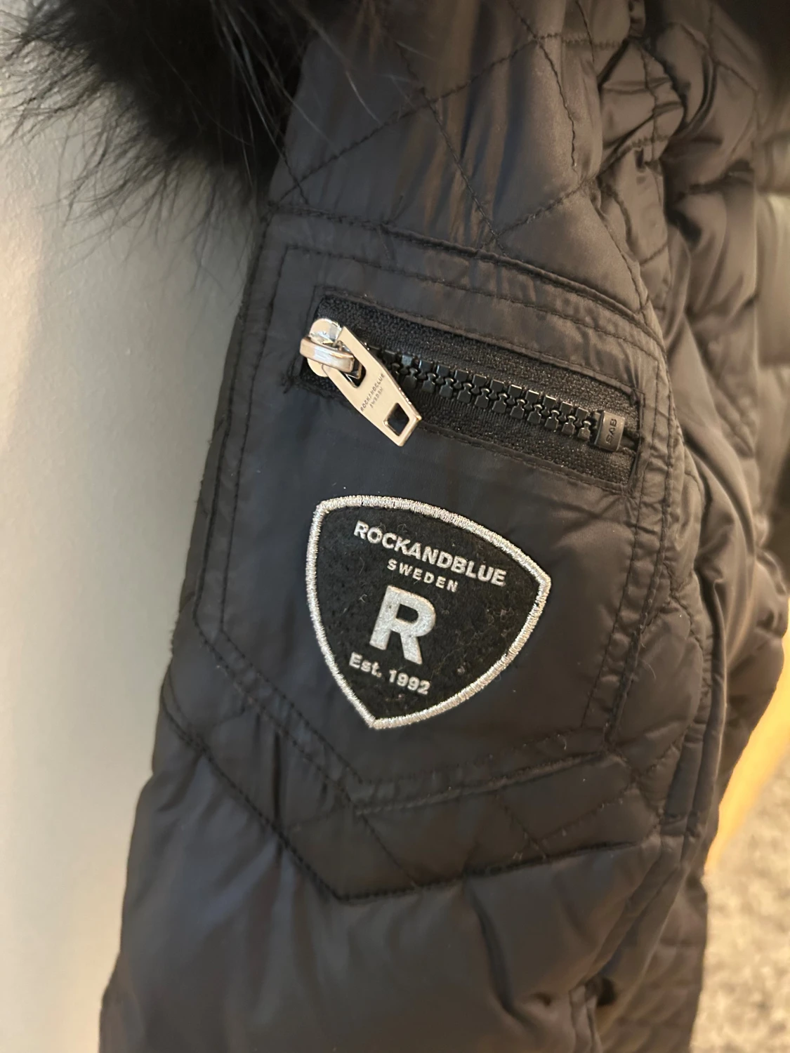 Svart pufferjacka med päls från Rockandblue - 4
