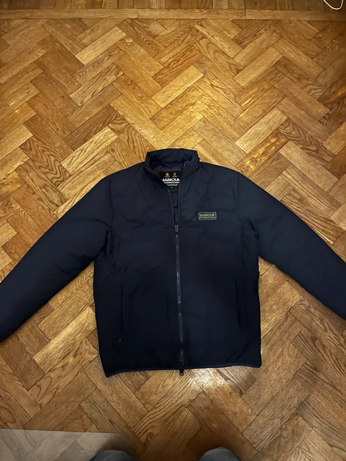 Mörkblå pufferjacka från Barbour