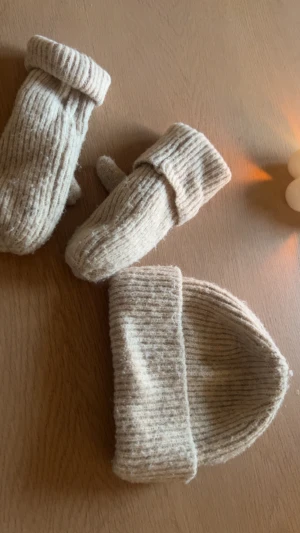 Gina tricot - Mössa & vantar - En mössa & Fodrade vantar från Gina tricot, köpta 2023, jätte fina stickade. I fint användt skick :)
