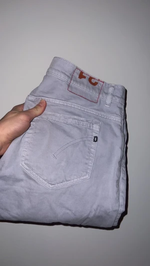 Dondup George grå - Säljer dessa unika dondup George i färgen grå. Inga defekter och storleken är 31. Bara skriva vid frågor🙌