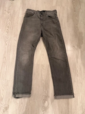 Replay grå jeans straight fit - Snygga grå jeans från Replay med klassisk femficksdesign och raka ben. Jeansen har en diskret tvättad look och detaljerade bakfickor med Replay-logga. Passar dig som gillar stilrena och tidlösa jeans med bekväm passform.priset kan diskuteras 