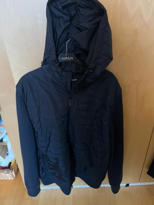 J.lindeberg cardigan jacka - Marinblå cardigan från J.Lindeberg, stickade ärmar. Storleken är lite missvisande då den passar mig som bär M/L. Använd men i mycket bra skick. Pris kan diskuteras.