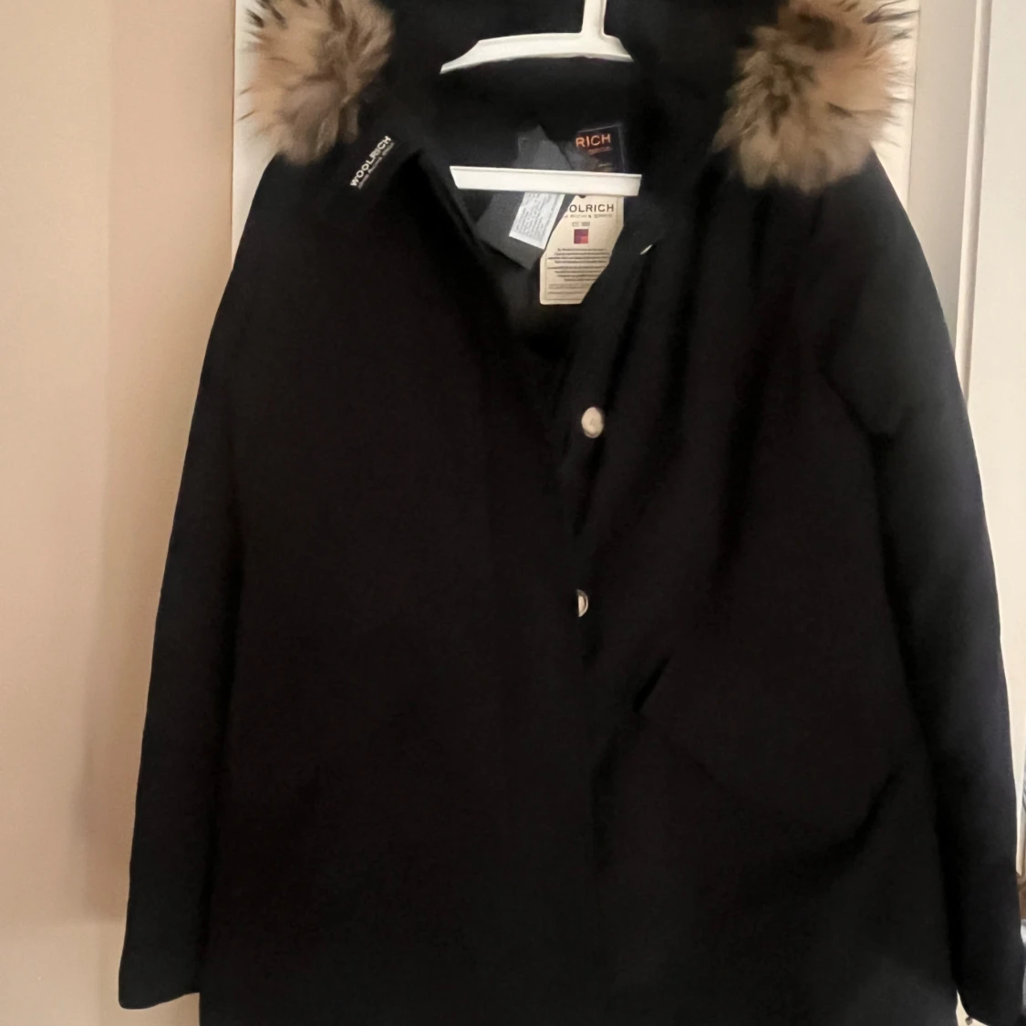 Svart parkas från Woolrich med päls