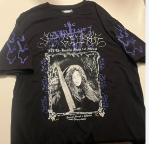 Svart Saint George t-shirt med tryck BLADEE - Säljer min martyr t shirt  som köptes i poland i touren. Säljer på grund av behöver pengar akut för något. Storlek M den passar mig perfekt är 175cm. MAN KAN FÅ RABBAT OM MAN KÖPER MER ÄN 1 MARTYR MERCH KAN MÖTAS I STOCKHOLM