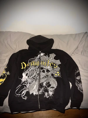 Demonites Cross Hoodie - mörkblå korshoodie från demonites (pris kan diskuteras)