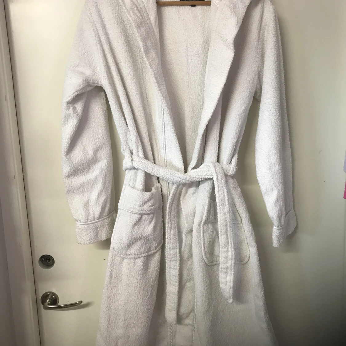 Vit fräsch badrock med huva  - 91