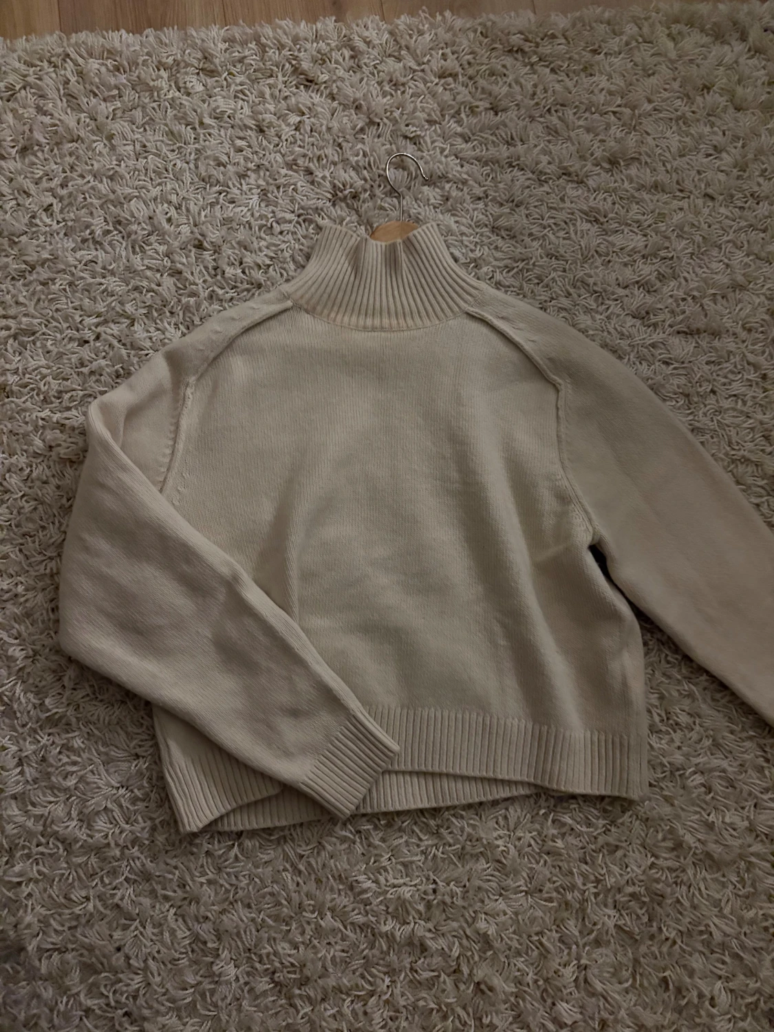 Beige polotröja från H&M i stickad bomull