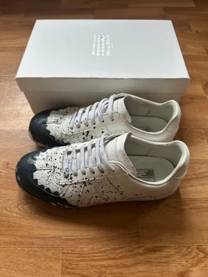 Maison Margiela Med Färgestänk - Säljer mina Maison Margiela GATS med färgstänk i strl 43. Använda i ca 1-2 månader men i bra skick med endast vanligt slitage och kommer bara med originalbox. Riktigt snygga och svåra att få tag på – passa på att fynda.