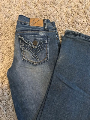 Blåa Vanity bootcut jeans - Snygga basic blåa bootcutjeans från Vanity i storlek 25W. Hör av dig om du är intresserad 💕