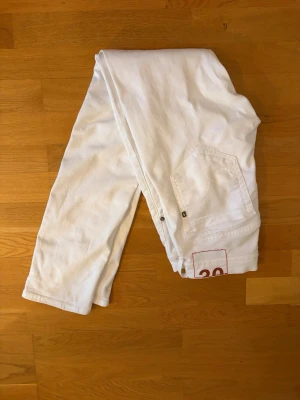 Vita jeans Dondup - Säljer ett par vita jeans från Dondup. Sparsamt använda, skick 9/10.  Perfekt för dig som gillar stilrena och unika jeans.