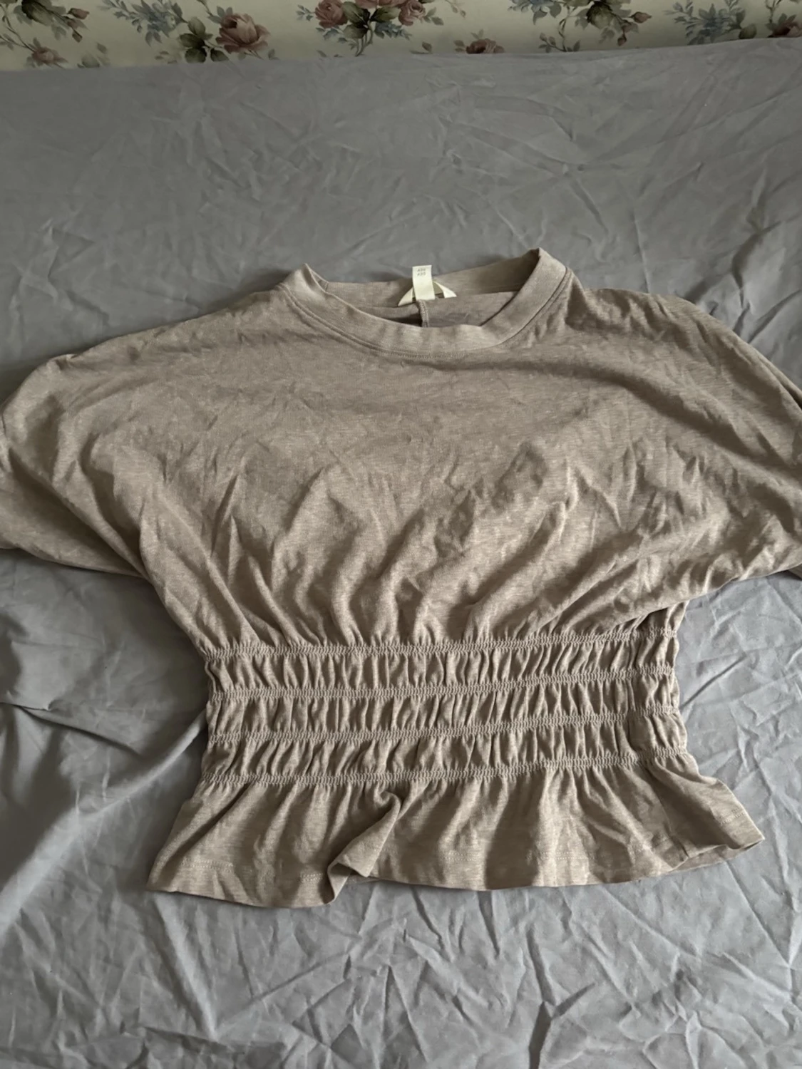 Beige croppad topp med smock
