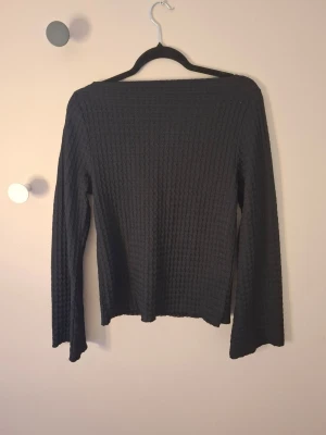 Svart långärmad tröja från 157 - Svart långärmad tröja från 157 i storlek S. Tröjan har ett snyggt, ribbat mönster. Jätte fin och nästan oanvänt💕 