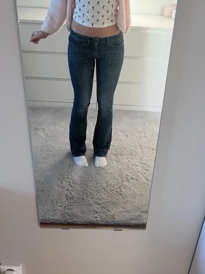 Blå bootcut jeans från Esprit - Blå jättefina lågmidjade vintagejeans från märket Esprit. Jättebra skick utan defekter och i storlek W26 L32, skulle säga att de passar Xs ungefär! Säljer pga att de aldrig kommer till användning, och är därför inte heller använda särskilt mycket! Skriv för fler bilder eller frågor och kom gärna med prisförslag! Postar snabbt💕💕