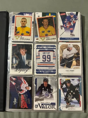 Hockeysamlarkort - En pärm med Hockeysamlarkort i blandad kompost och blandat skick 