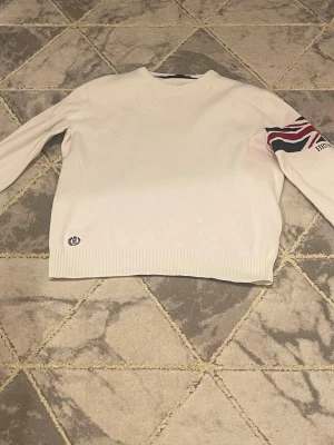 Vit stickad tröja Henri Lloyd M - Säljer denna jättefina tröja från Henri Lloyd. Storlek m men den är S kan man säga passar S jättebra. Nypris 1499kr säljer pga den har blivit liten på mig. Inga skador/defekter.