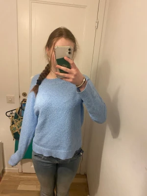 Stickad tröja - Säljer denna ljusblåa, stickade, långärmade tröja i strlk S från Vero Moda.Tröjan är nopprig men annars i   bra skick. Kontakta mig vid frågor🥰