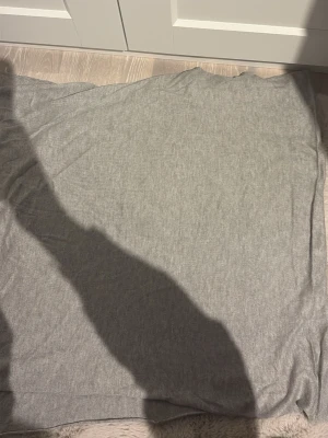 Grå stickad kofta i mjukt material - Säljer en enkel grå kofta som passar alla med ett mjukt material. 