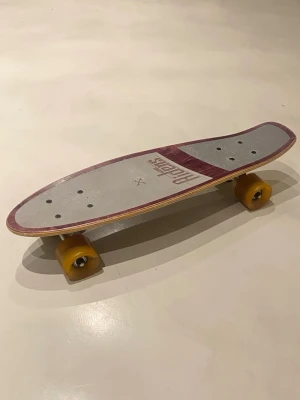 Penny skateboard - Snygg penny skateboard. Funkar väldigt bra men säljer för att jag inte använder längre. Lite sliten på kanterna och ovansidan som syns på bilderna, men inte så märkbart.
