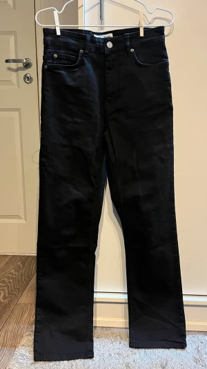 Svarta jeans från Just Junkies - Säljer ett par svarta jeans från Just Junkies med med raka ben. Jeansen är i ett mjukt bomullsmaterial med stretch och diskreta sömmar för en clean look.