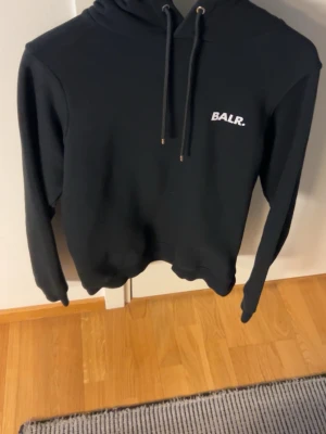 BALR. hoodie  - Säljer min BALR. hoodie i väldigt bra skick. Helsvart hoodie med liten logo på bröstet. Storlek XS. Passar både för dam och herr 
