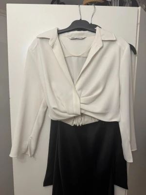 Vit blus från Zara - Säljer en snygg vit blus från Zara. Dragkedjan är trasig men det går att fixa om man lämnar in till skräddare 