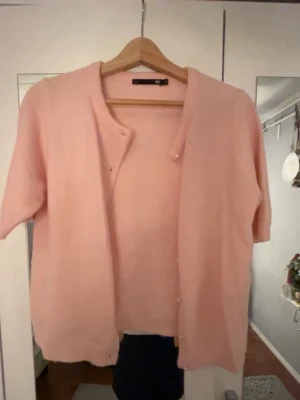 Ljusrosa stickad kofta från lager 157 - Koftan har knappar framtill och är gjord i mjukt stickat material, jätte snygg kofta. 