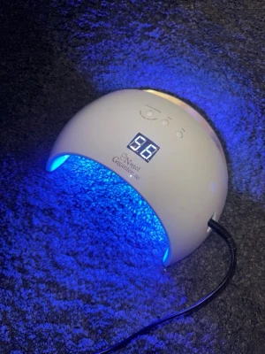 Uv Lampa - Uv lampa från NagelGiganten. Använd fåtal gånger-i väldigt bra skick. Finns 30sek och 60sek inställning. Bra att veta: Härdar både Uv och Led Gel. Finns ute på fler sidor