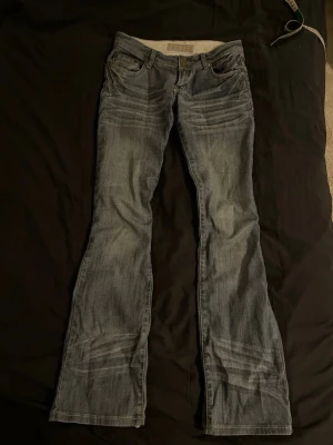 ultra low waist bootcut jeans - as coola lågmidjade bootcut jeans med unika detaljer på både bak & fram sidan❣️      Passar mig super bra i längden och jag är 164 (går även att sprätta upp där nere så de blir 2cm längre) 💖Buda gärna⭐️                            Midjemått: 38 cm tvärsöver                                 Grenmått: 17cm                                                   Innerbensmått: 81cm 