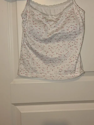 VIT TOPP - knappt använd vit topp i storlek XS/S den har även inbyggd BH.