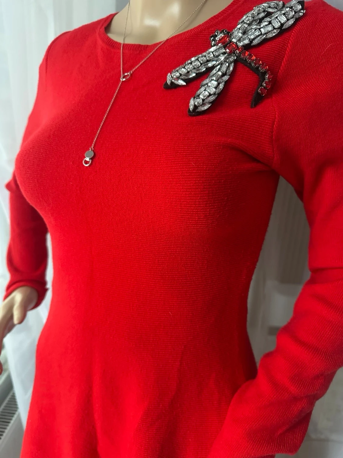 Röd stickad klänning med brosch - 2