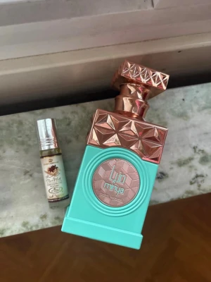 Parfym set  - Minya 100 ml, från Paris corner.  Tycker den påminner om sol de Janeiro 62. En söt och god doft.  Ca 90% kvar. Choco musk perfume oil.  Doftar socker och choklad, mängd enligt bild.