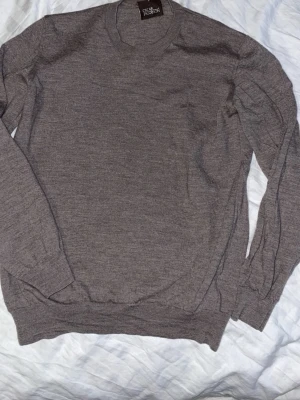 Grå stickad Oscar Jacobson - Säljer en stilren grå stickad tröja från Oscar Jacobson. Ganska bra skick överlag. Passar XS/S Fler bilder vid önskemål! ( Liten defekt på nederkant högersida)