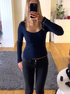 Gina stickad urringad tröja  - Säljer denna jättefina urringade tröjan från Gina Tricot, använd ca 3 gånger🥰Den hade en slits på båda armarna från början vilket jag valde att sy ihop (syns på bild 2), jag brukar ha armarna uppvikt som i bild 1 så syns det ej💕