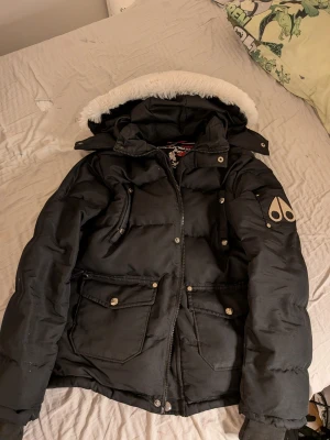 Moose knuckles jacka - Här har vi en skön varm moose knuckles jacka i storlek xs herr! Varm skön har inga hål på utsidan ska kolla insidan men kan dock inte skicka mer bilder. Om ni vill beställa den kör och om ni inte gillar den bara lämna tillbaka den genom plick retur!