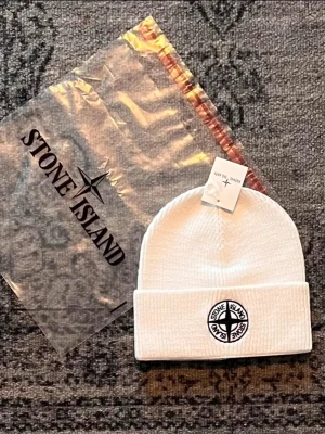 Stone Island mössa - Vit Stone Island mössa med prislapp. Helt ny! Passar både män och kvinnor