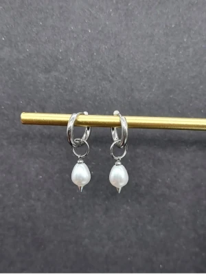 Handgjorda örhängen  - Material-rostfritt stål. 