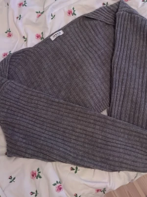 Grå ribbad bolero från Lewkin - Säljer en grå bolero från lewkin, använd en gång. Kan åka av då och då. 