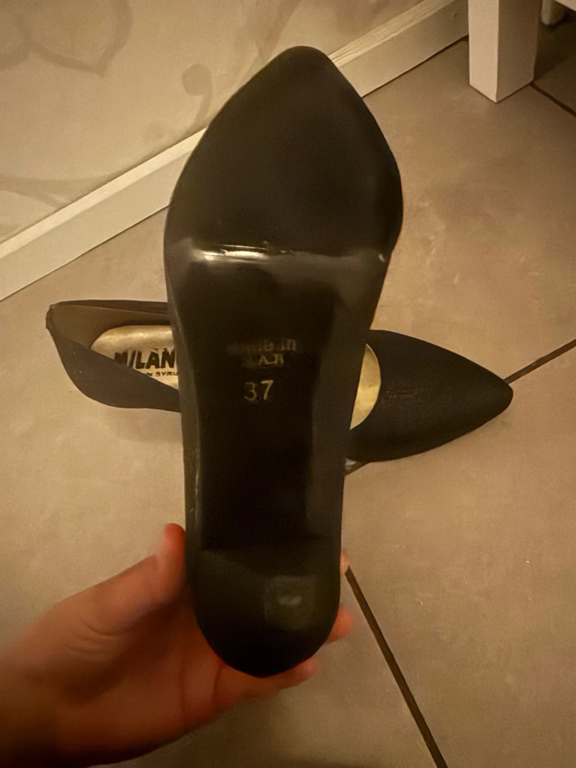 Svarta pumps med spetsig tå från Milanc - 2