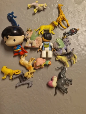 Små miniatyrer - Bilden visar olika leksaksfigurer och djur. 