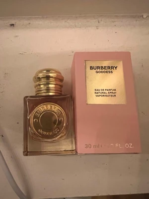 Burberry Goddess Eau de Parfum - Burberry Goddess Eau de Parfum, 30 ml. Snygg design och lyxig känsla, perfekt storlek för att ta med i väskan. Naturlig spray för dig som vill sticka ut med stil. Har använt några gånger men inte så mycket, man ser på andra bilden hur mycket som är kvar!