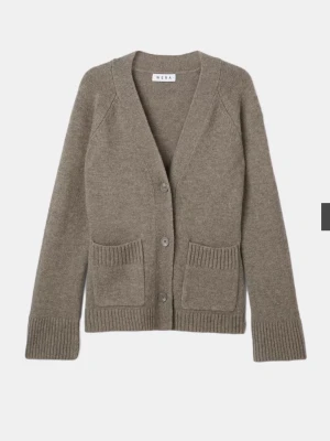 Beige kofta från Wera i ullmix - Säljer en beige kofta från Wera med v-ringad hals och tre knappar framtill. Koftan har två ribbstickade fickor och långa ärmar med breda muddar. Materialet är mjuk ullmix som känns skönt mot huden. Perfekt för lager-på-lager under kyliga dagar. Aldrig använt ingen lapp 