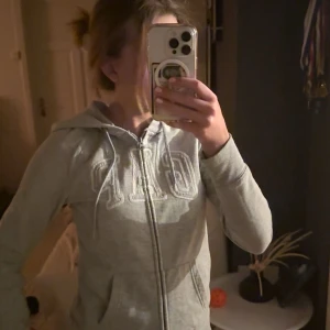 GAP zip hoodie - Säljer en zip-hoodie från GAP i neutral färg. Bekväm och klassisk modell som passar perfekt till vardags. Tröjan är i bra skick och nästan inte använd🩷